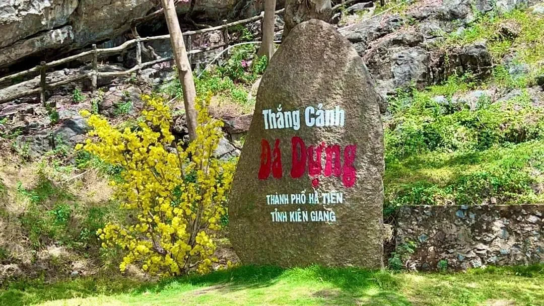 Biển tên di tích Núi Đá Dựng