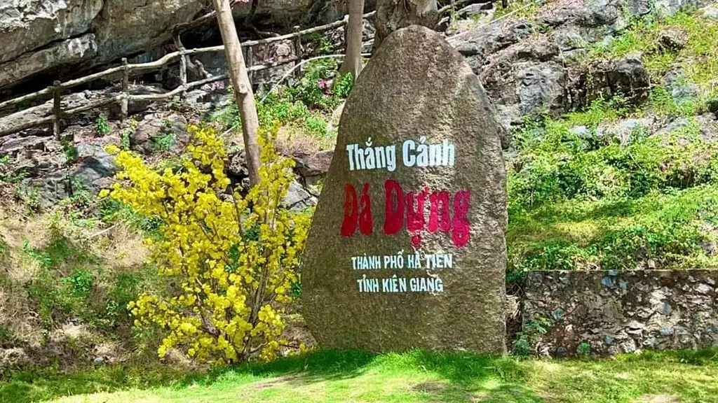 Biển tên di tích Núi Đá Dựng