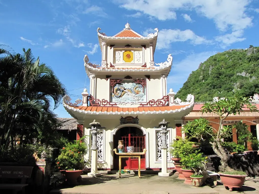 Quang cảnh tại Chùa Hang