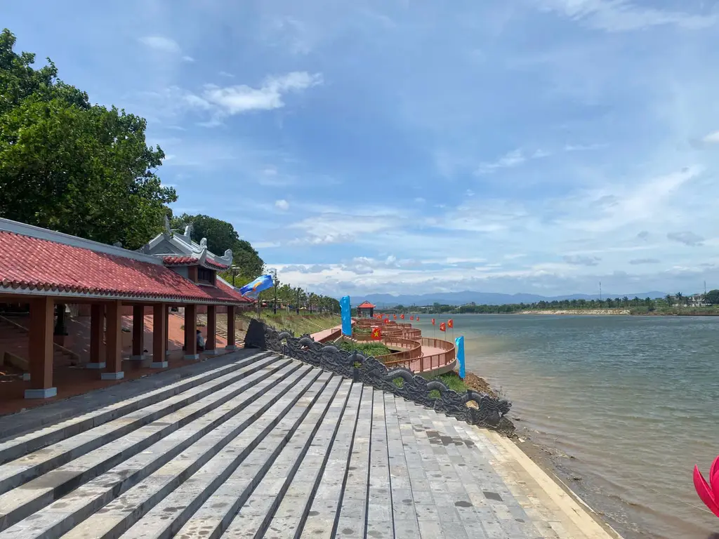 Bờ sông Thạch Hãn