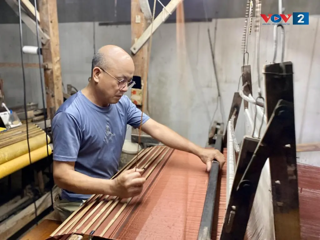 Công đoạn mắc sợi lên khung dệt the lụa La Khê