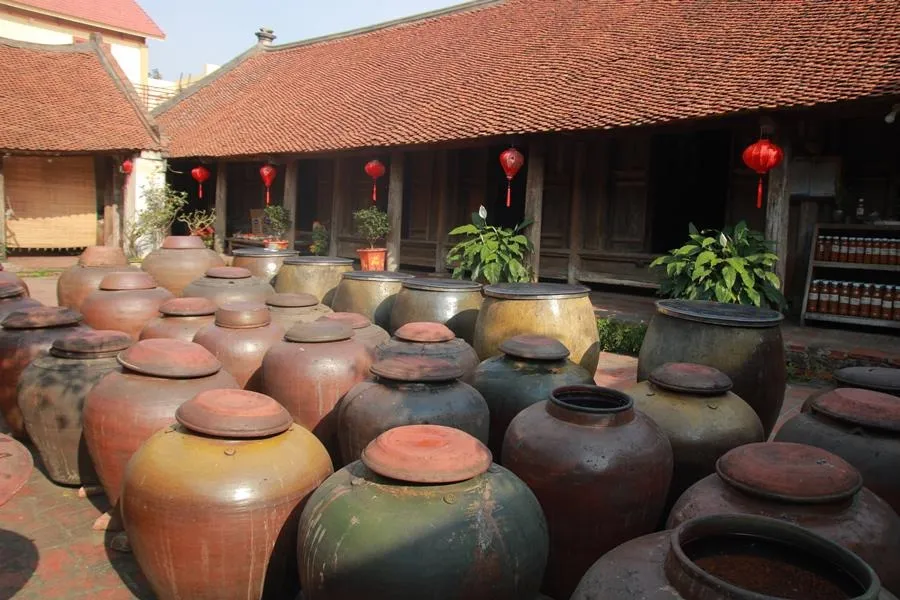 Chum đựng tương gạo - đặc sản tại Làng cổ Đường Lâm