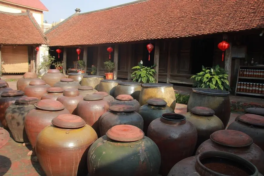 Chum đựng tương gạo - đặc sản tại Làng cổ Đường Lâm