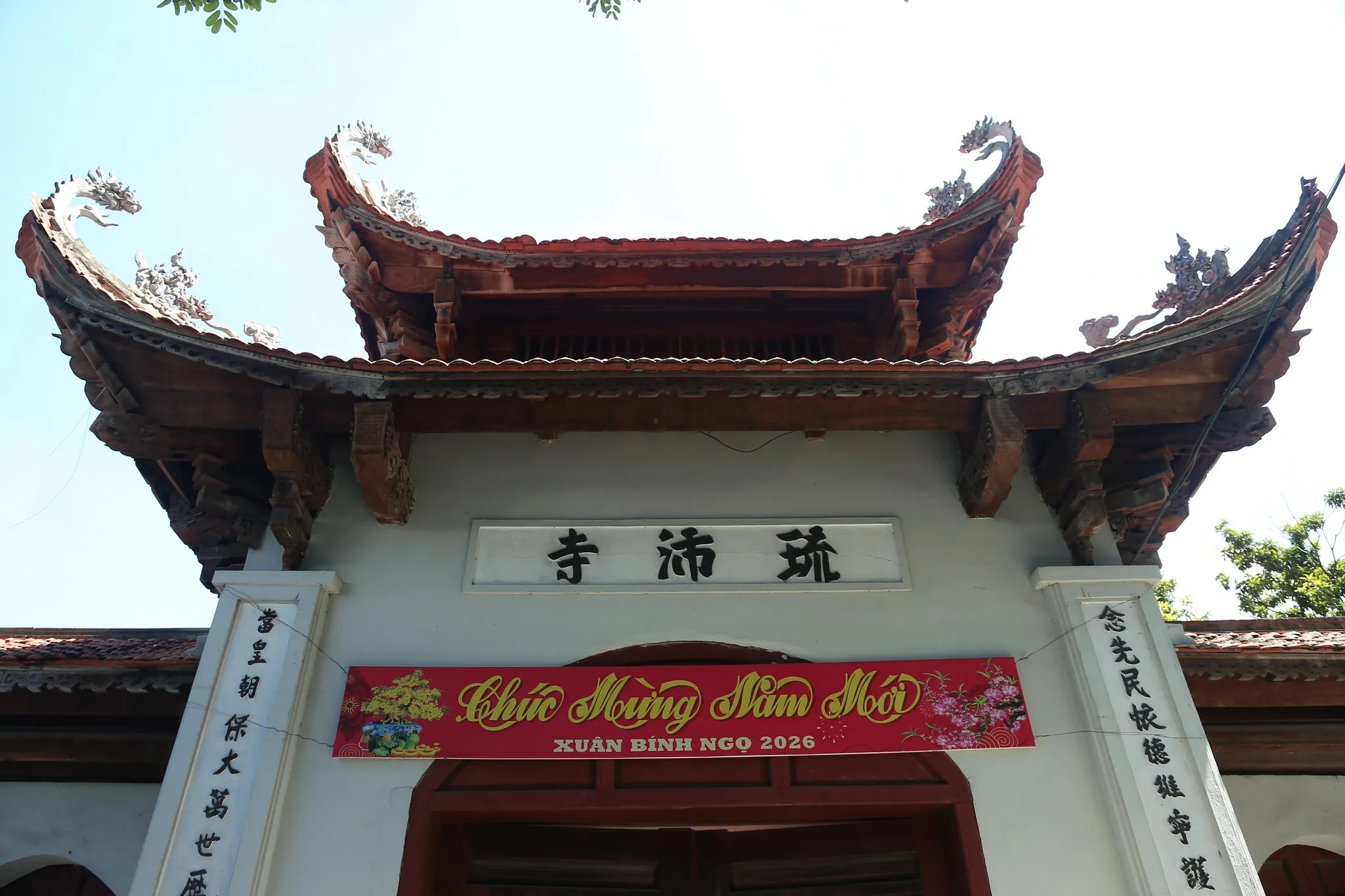 Mái cổng tam quan Chùa Lưu Bái (Kiều Mai)