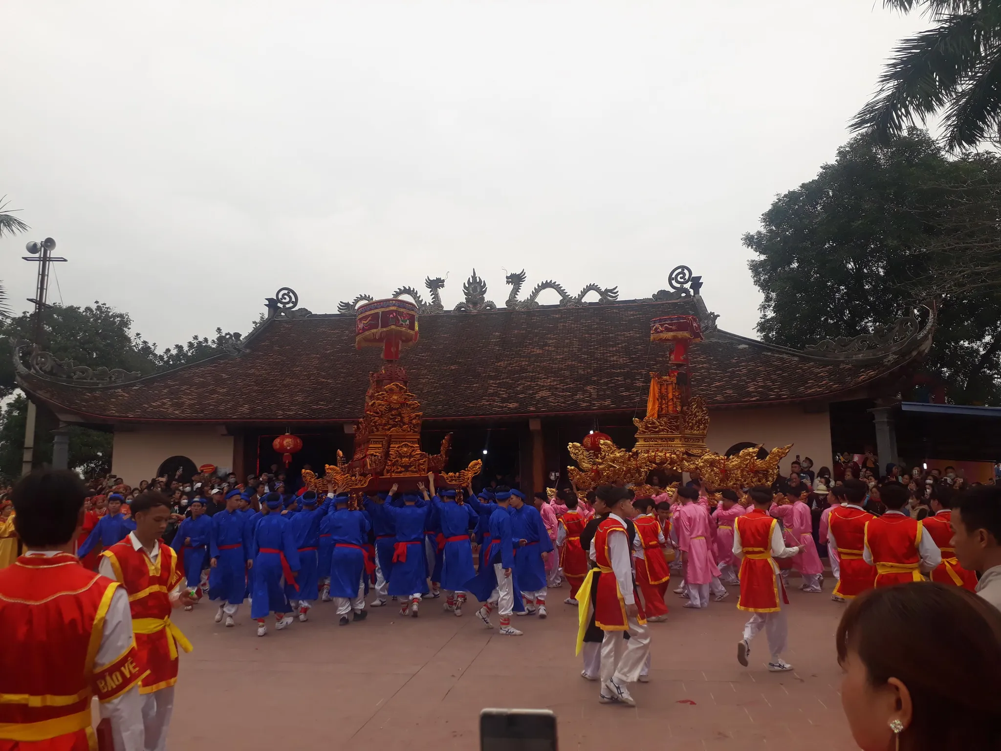 Lễ hội rước kiệu ở sân đình Thụy Dương