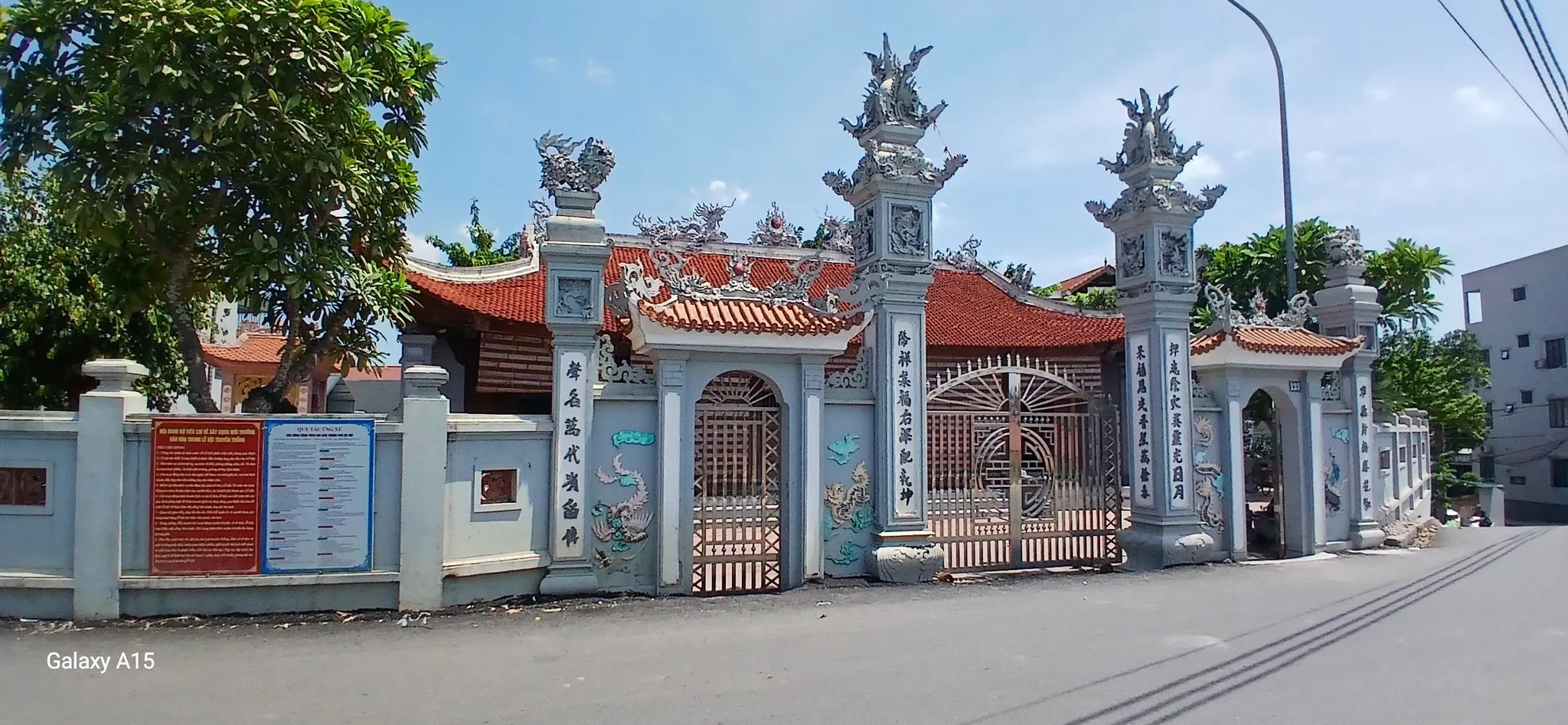 Tam quan cổng đình làng Nhân Đạo đứng từ đê tả Đáy hướng vào