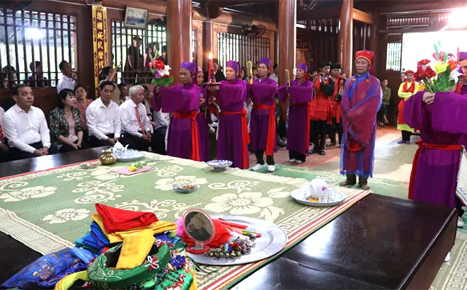 Lễ dâng hương tại Lễ hội Đình làng Dọc