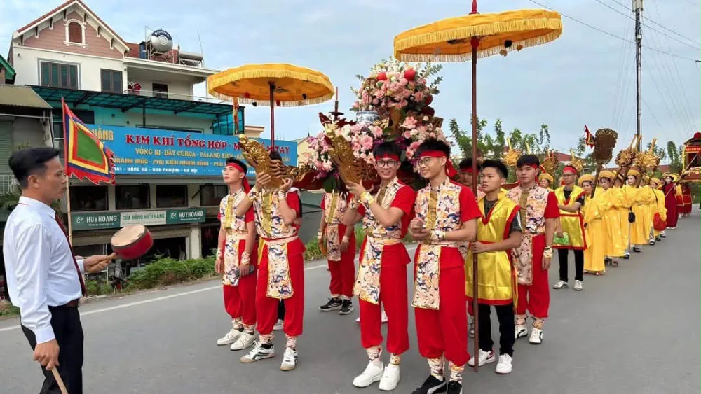 Nghi lễ rước kiệu tại Hội làng Bồng Lai