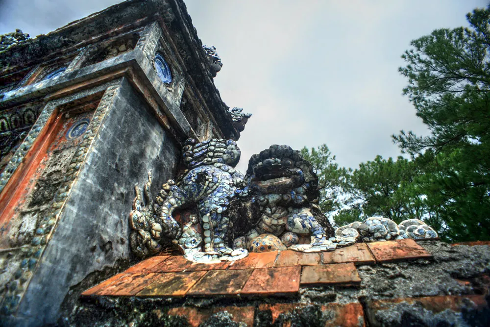 Nghệ thuật khảm sứ tại Lăng Kiên Thái Vương