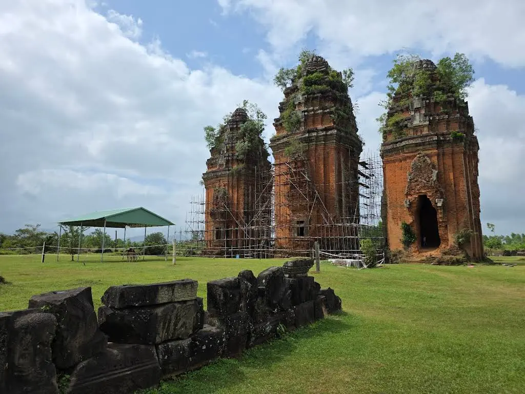 Vẻ đẹp Di tích Lịch Sử Văn Hóa Đặc Biệt Tháp Chăm Dương Long
