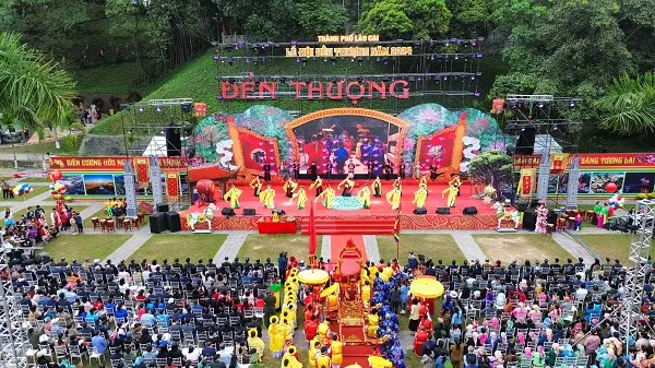 Quang cảnh Lễ hội Đền Thượng