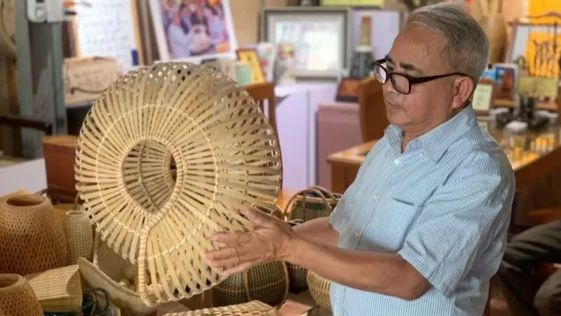 Nghệ nhân Nguyễn Văn Tĩnh giới thiệu sản phẩm mang tên “Bộ ốc bằng tre”