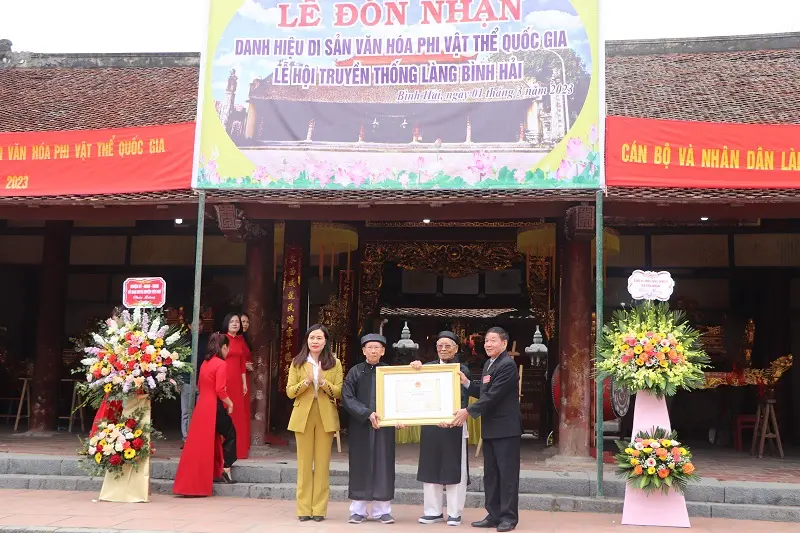 Trao chứng nhận Lễ hội làng Bình Hải