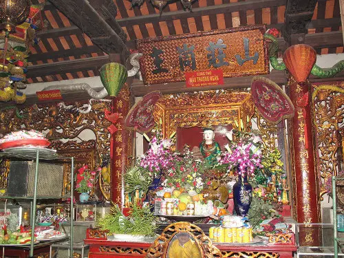 Ban thờ bên trong Đền Cuông
