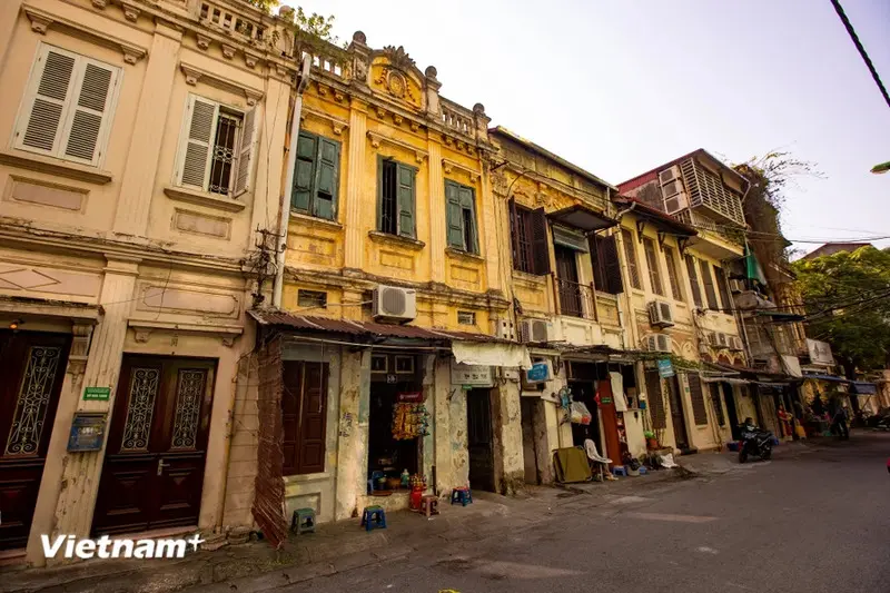 Dãy nhà cổ với kiến trúc độc đáo tại Khu phố cổ Hà Nội