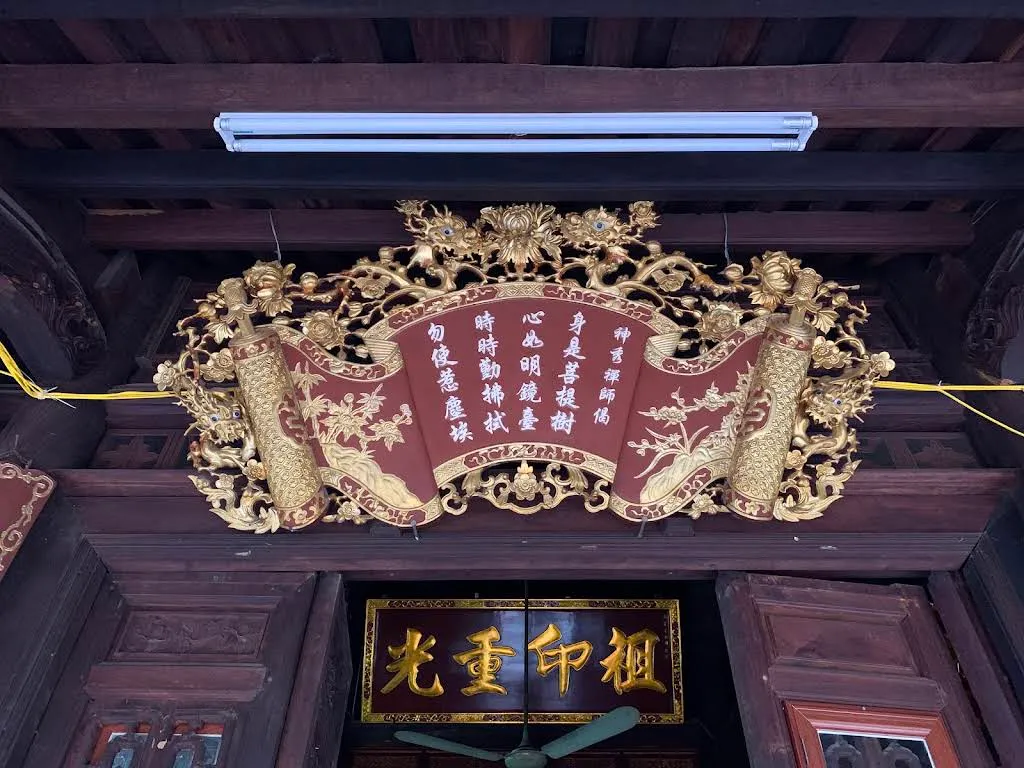 Biển tên trong Chùa Chân Tiên