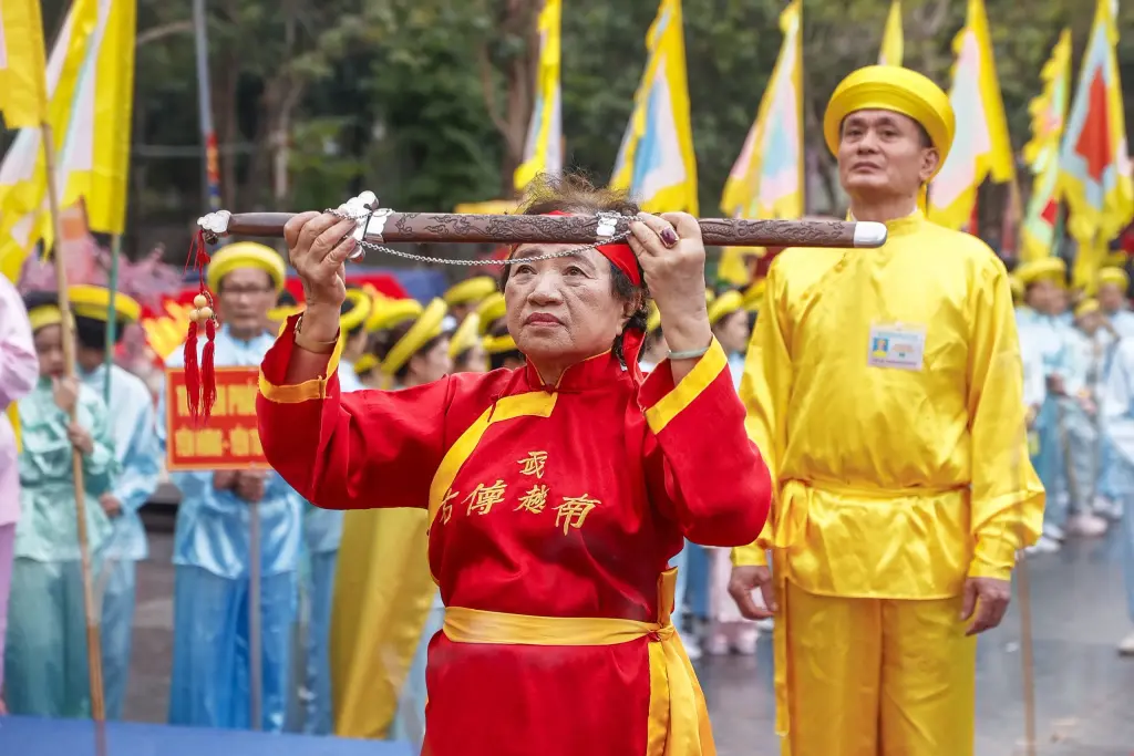 Đoàn nghi lễ dâng lễ vật lên vua Quang Trung và nghĩa quân Tây Sơn tại Hội gò Đống Đa