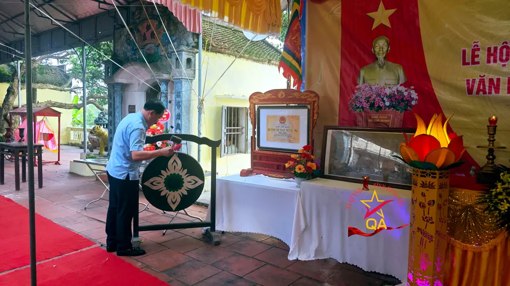 Đánh chiêng khai hội tại Hội đền Mẫu Thượng