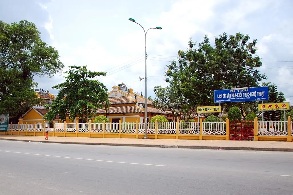 Đình Bình Thủy chụp từ xa