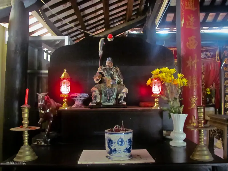 Ban thờ Quan công tại chính điện Đình Thông Tây Hội
