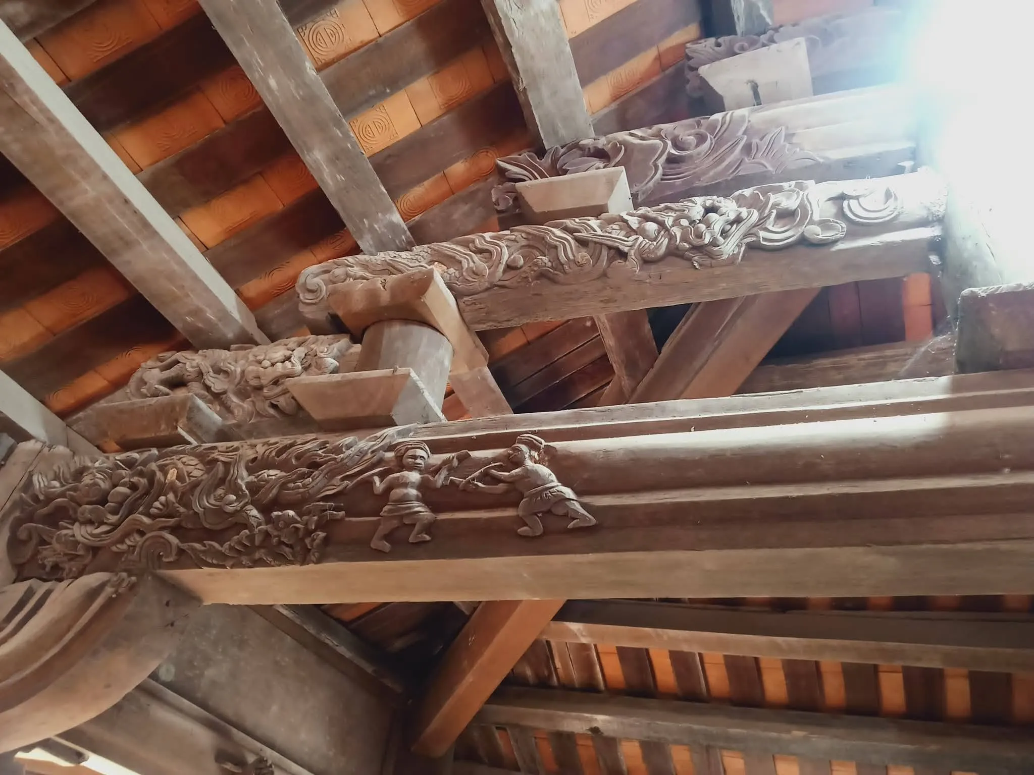 Chạm khắc gỗ trong đình làng Thượng Cung