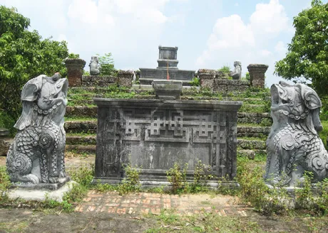 Tượng đá tại Lăng Dinh Hương