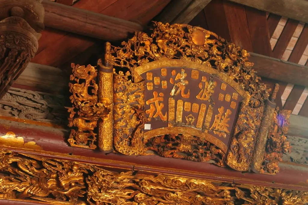Bức hoành phi bên trong Đình Hàng Kênh