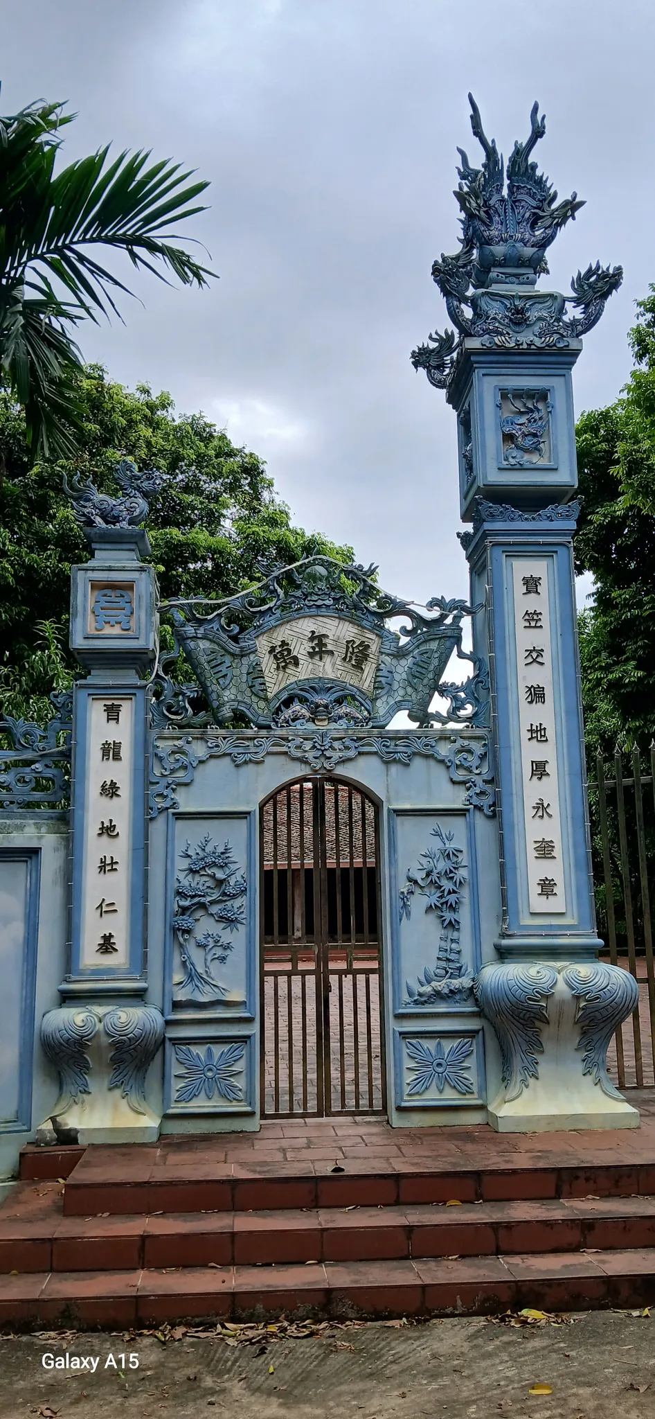 Bên phải cổng Quán Vật Đồng Nanh