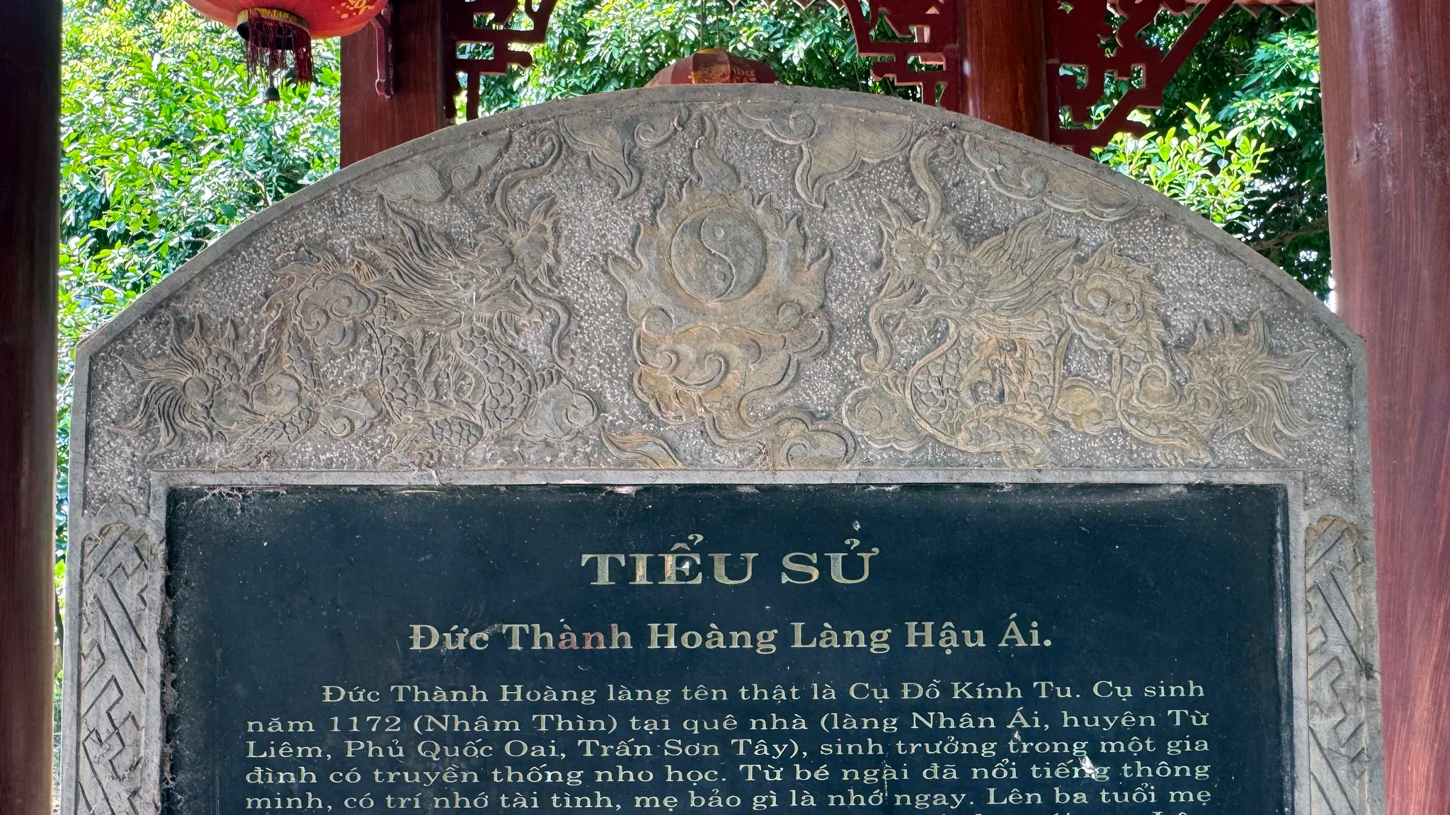Trán bia đá ghi thông tin về Đức thánh làng Hậu Ái