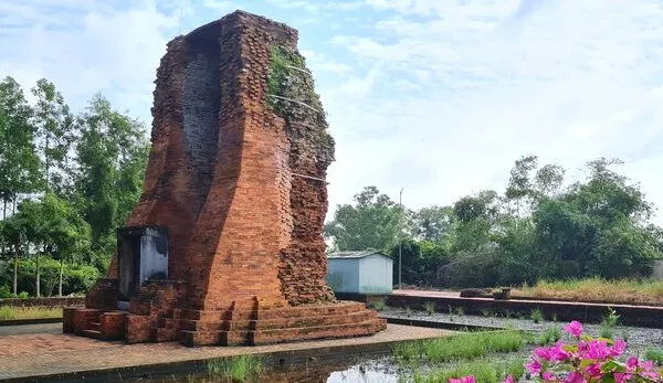 Tháp cổ trong quần thể Di tích khảo cổ Vĩnh Hưng