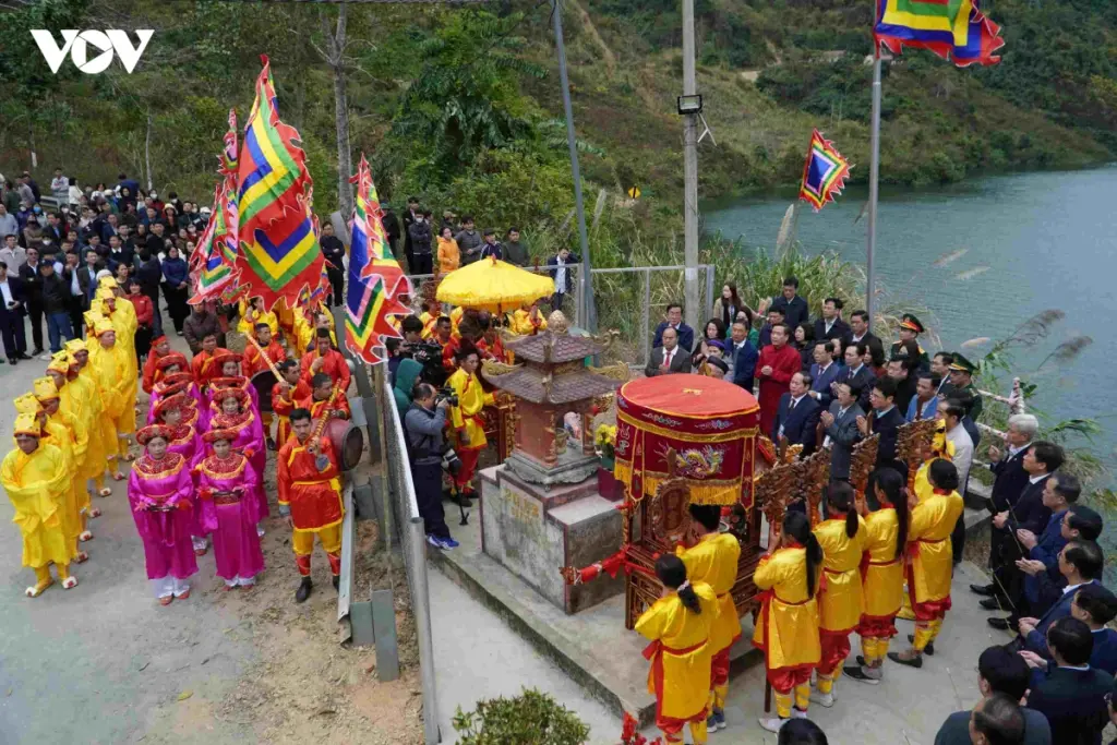 Nghi thức rước Lễ hội đền thờ vua Lê Thái Tổ