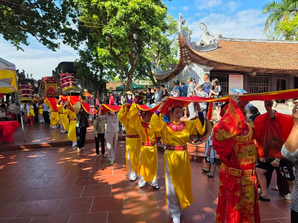 Tục lệ đội cầu rước Mẫu lên chùa bái Phật tại lễ hội đền Đồng Bào