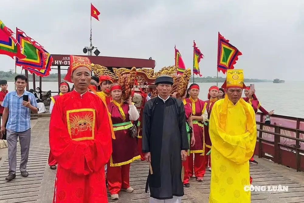 Lễ tế trên sông tại Lễ hội Chử Đồng Tử - Tiên Dung