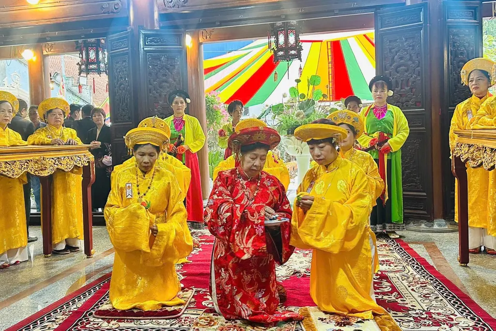 Đội Tế nữ trang trọng thực hiện nghi thức tại Lễ hội Tế Xuân đình Yên Thái