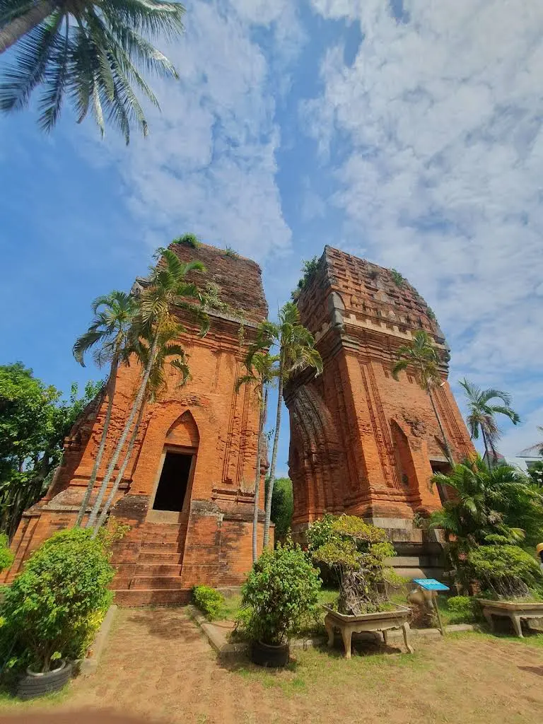 Cảnh quan kiến trúc Tháp Đôi Quy Nhơn (tháp Hưng Thạnh)