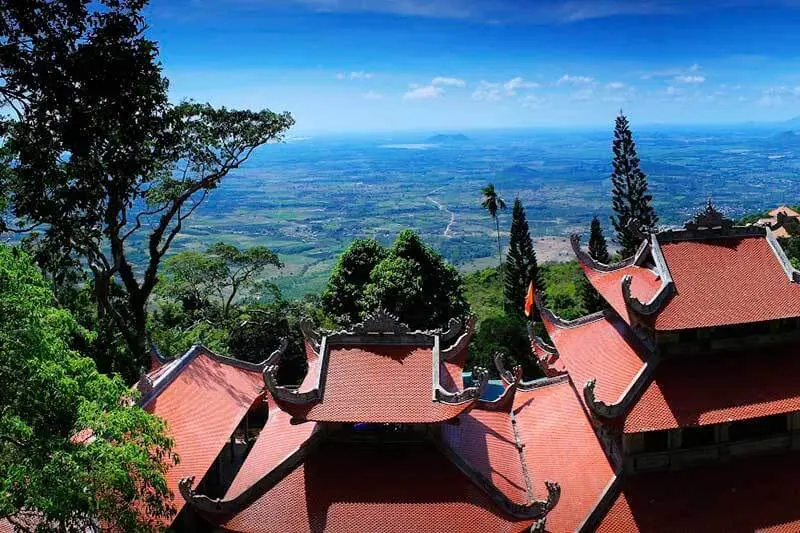 Khung cảnh yên bình của chùa Long Đoàn nằm trên Núi Tà Cú