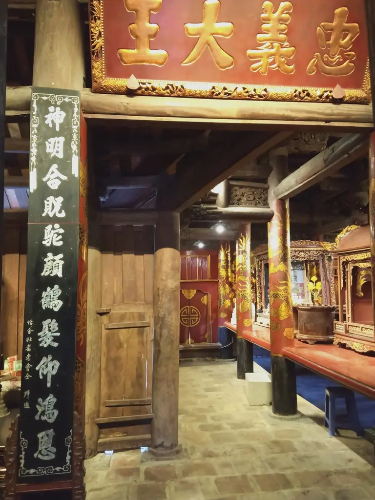 Câu đối trong đền Thánh Nguyễn