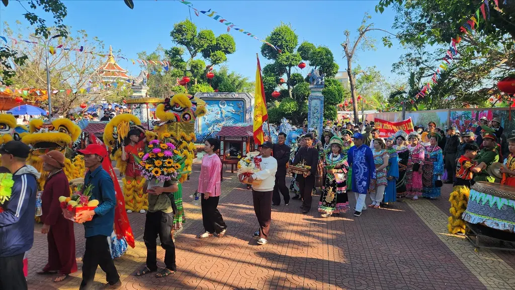 Người dân tham gia Lễ hội Chùa Bà - Cảng thị Nước Mặn