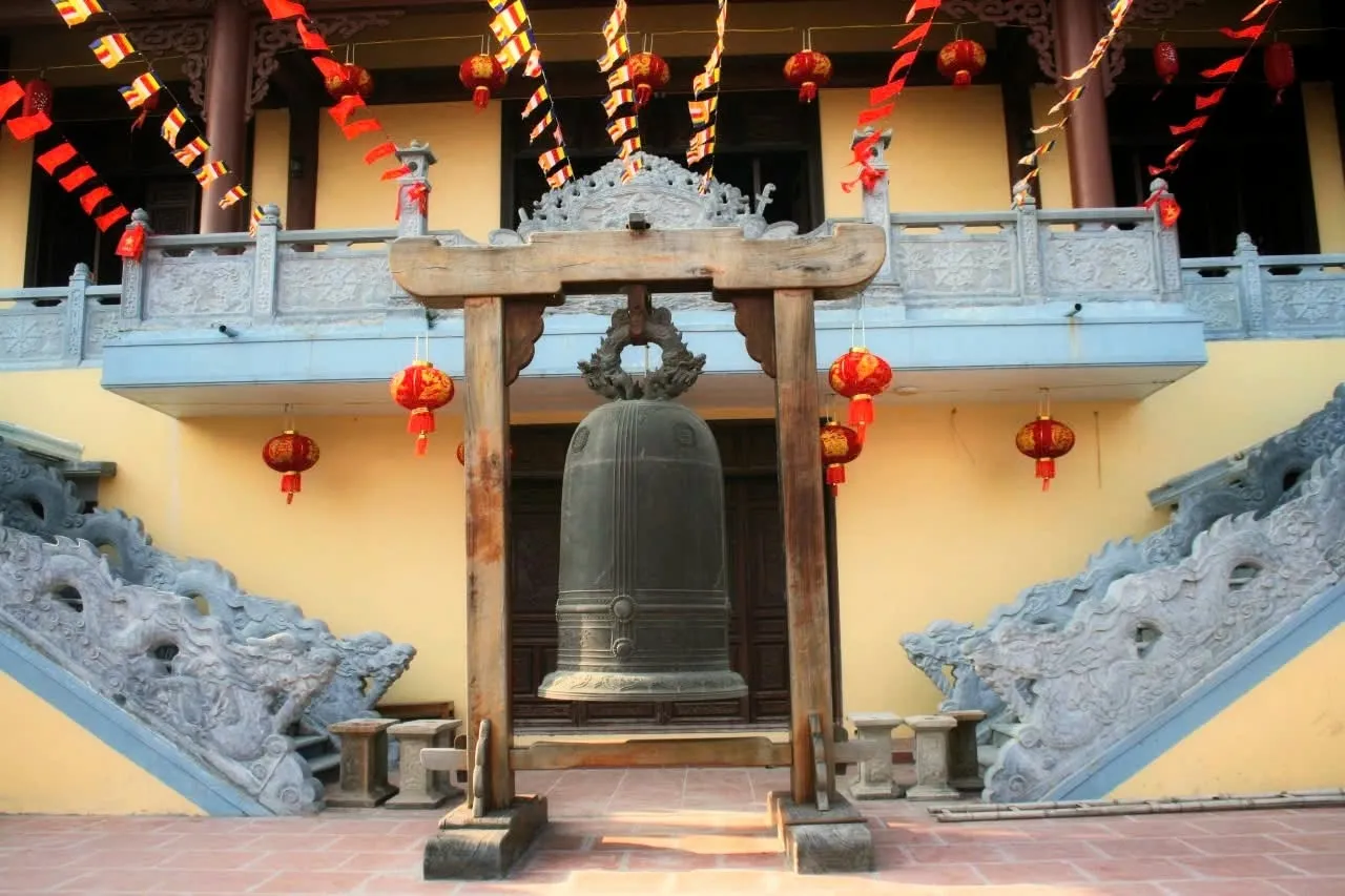 Chuông chùa Hoành Nha trong Khu Di Tích Hoành Nha
