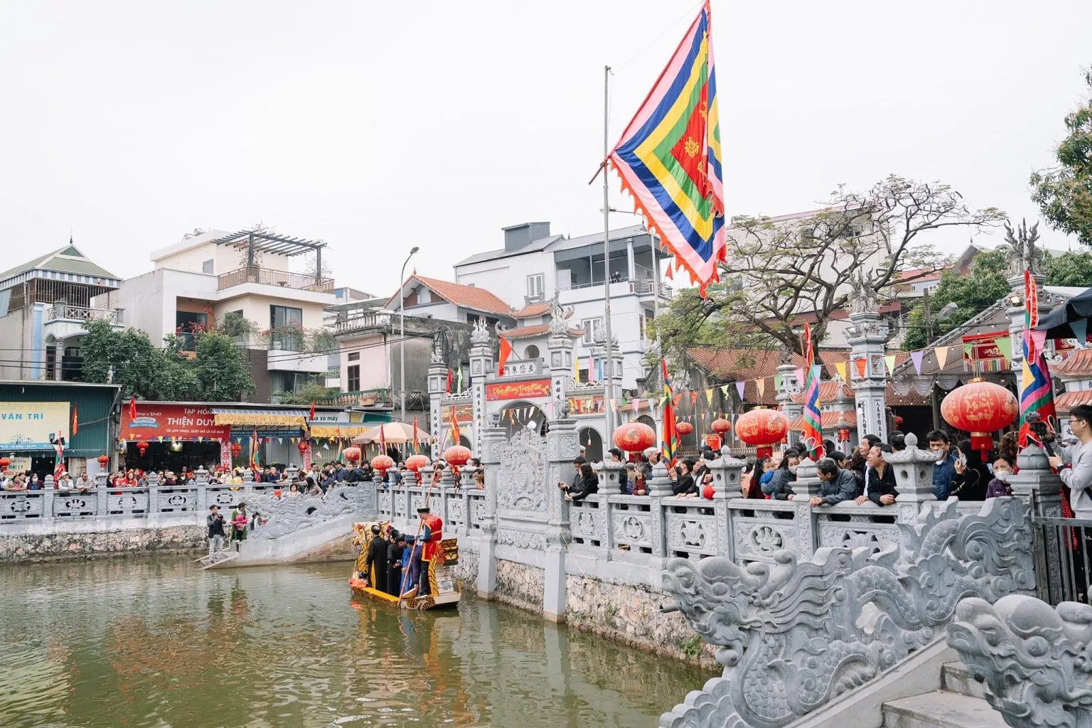 Hát quan họ dưới lòng ao tại Hội làng Đa Sỹ