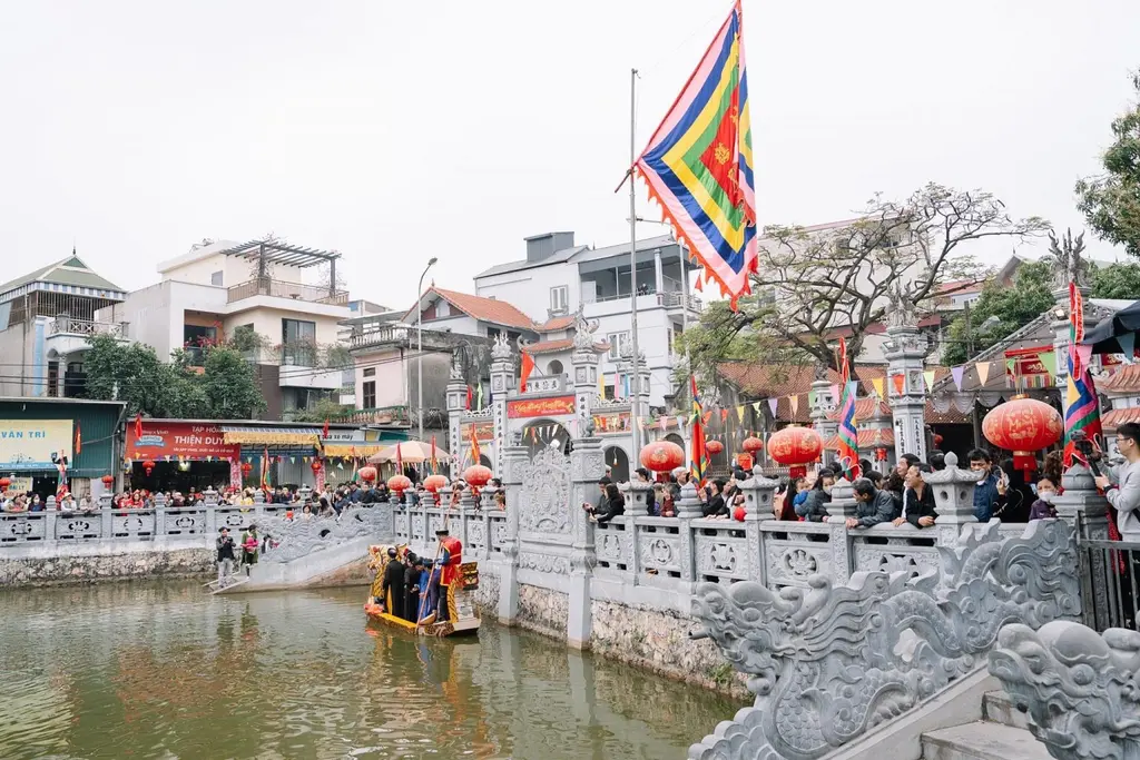 Hát quan họ dưới lòng ao tại Hội làng Đa Sỹ