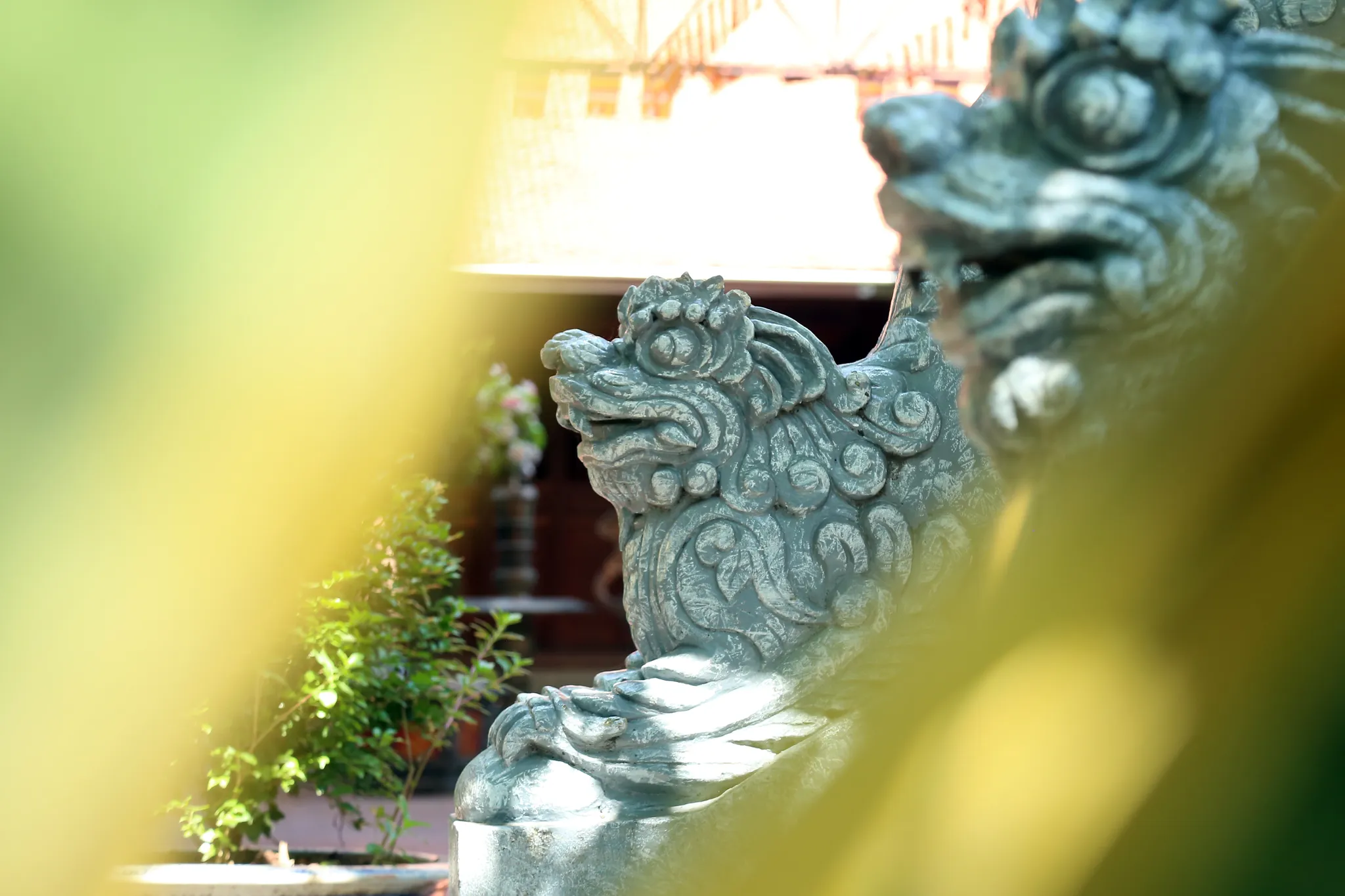 Tượng đá trong khuôn viên chùa Tu Hoàng