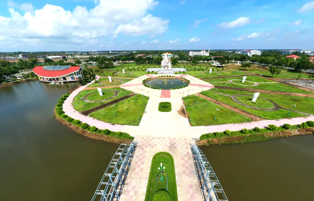 Toàn cảnh cụm tượng đài Chiến thắng Chương Thiện