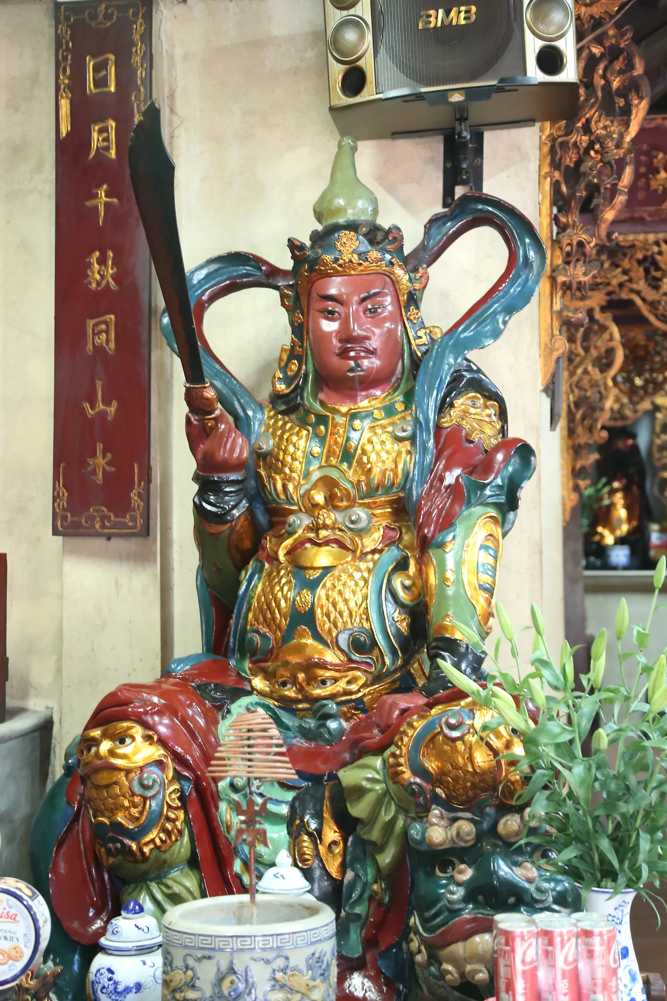 Tượng hộ pháp trong chùa Đại Bi