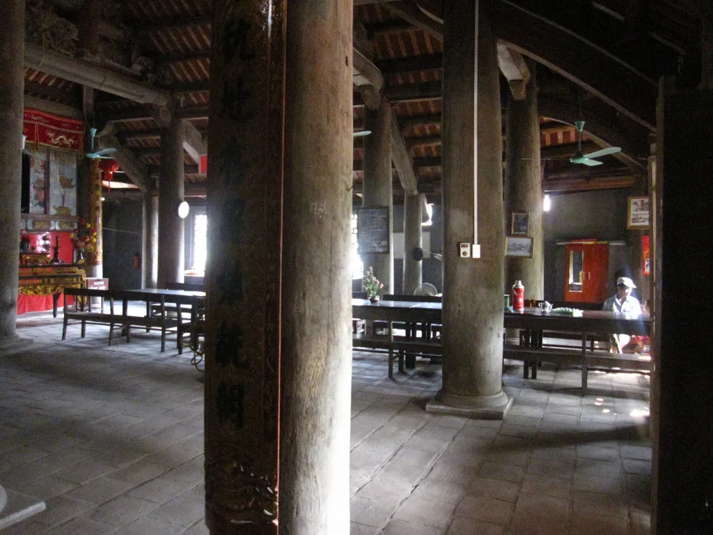 Bên trong Đình Hương Canh