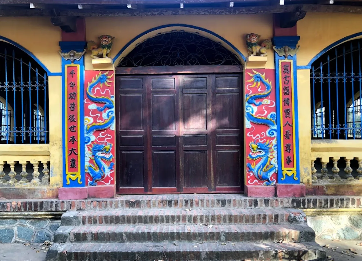 Phía trước Đình Phú Lễ