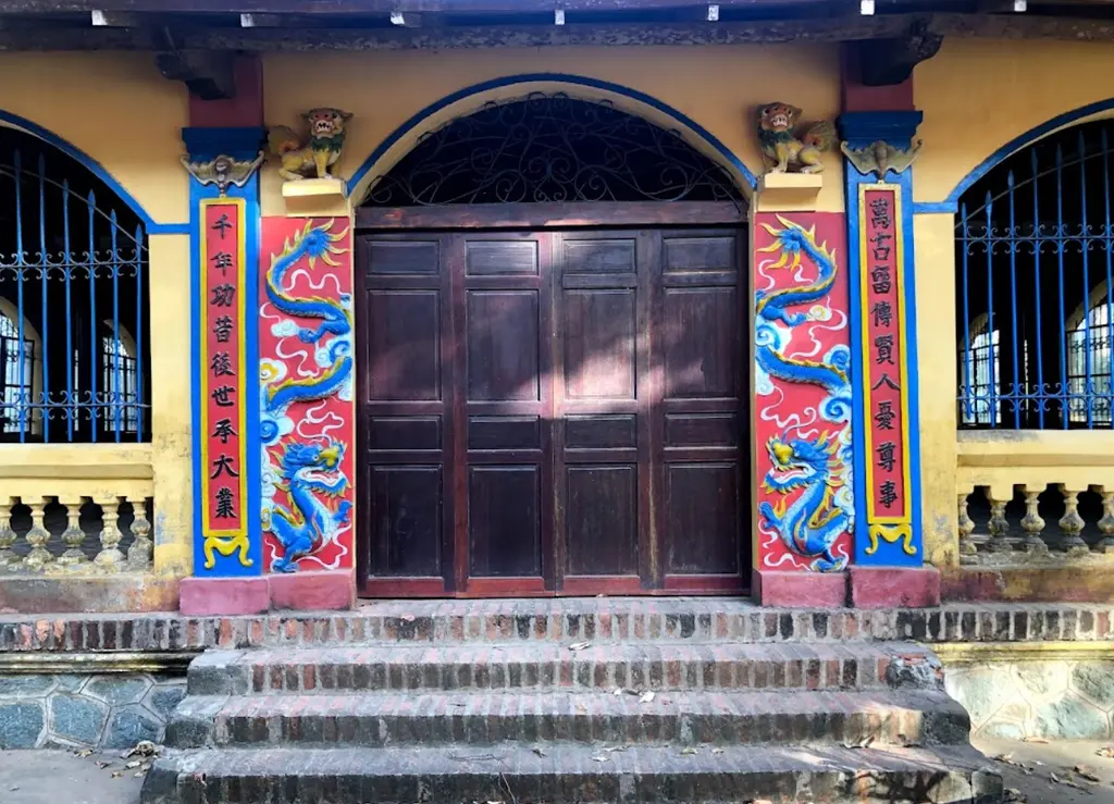 Phía trước Đình Phú Lễ