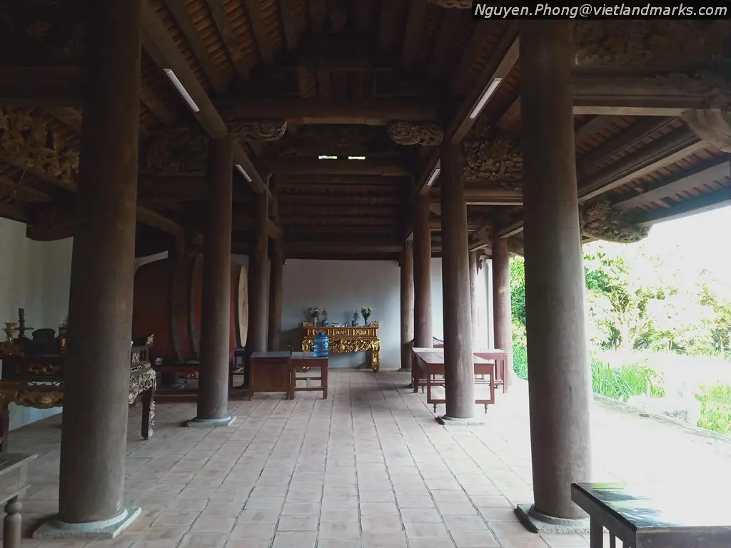 Không gian bên trong Đền Hổ Bái