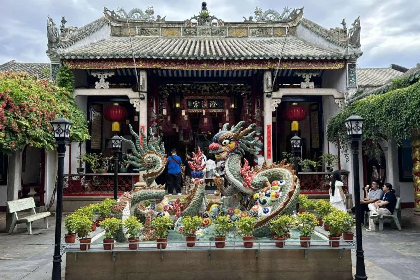 Phía trước  Hội Quán Quảng Triệu