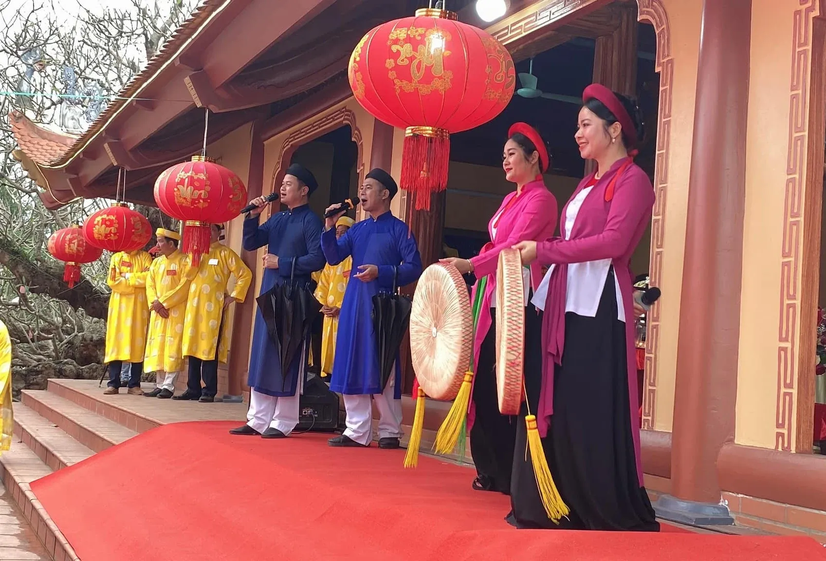Tiết mục văn nghệ biểu diễn tại Lễ hội đền Trò